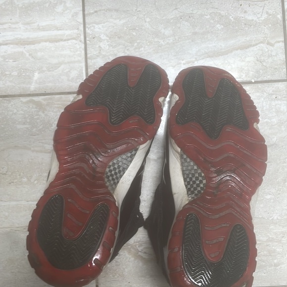 Jordan 11 retro Breds (black/red) size 13 condition : 4/10 - Picture 7 of 7